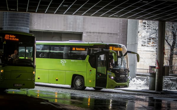 Soss fikk bank på 200-bussen – sjåfør tok grep før Lysaker: “Så lenge han er stille, får han være med”